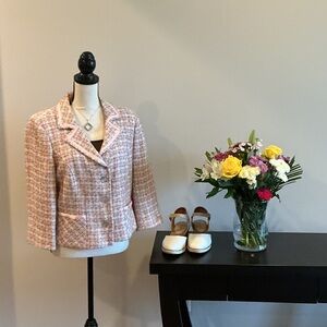 Charles Gray London. Cropped Pink Tweed Women's Blazer - Classic Notched Collar